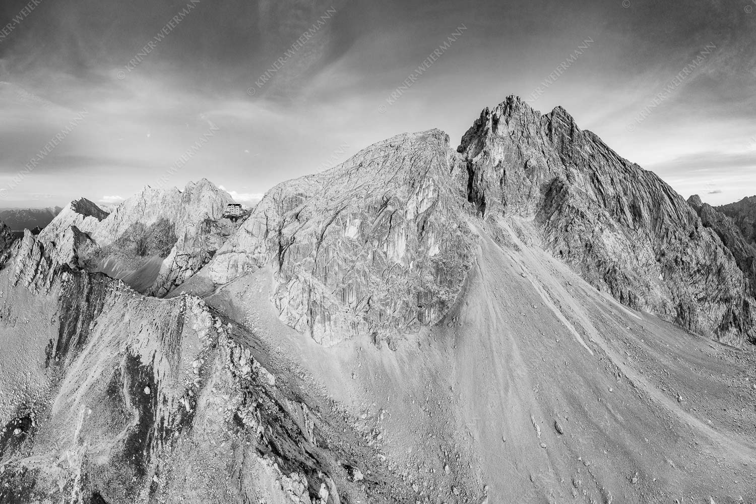Trutzburg – Seitenverhältnis 3:2 — Meilerhütte im Wetterstein Meilerhütte und Partenkirchner Dreitorspitze im letzten Tageslicht im Wettersteingebirge