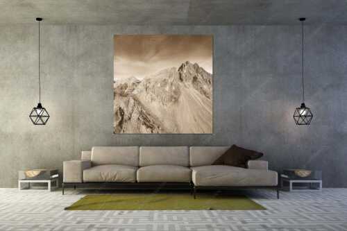 Meilerhütte und Partenkirchner Dreitorspitze im letzten Tageslicht im Wettersteingebirge - Trutzburg - Größe ca. 160x160cm, Seitenverhältnis 1:1 - Meilerhütte im Wetterstein - weitere Infos unter https://www.kriner-weiermann.de