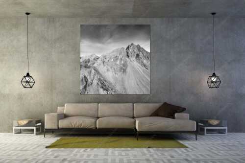 Meilerhütte und Partenkirchner Dreitorspitze im letzten Tageslicht im Wettersteingebirge - Trutzburg - Größe ca. 160x160cm, Seitenverhältnis 1:1 - Meilerhütte im Wetterstein - weitere Infos unter https://www.kriner-weiermann.de