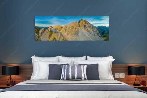 Meilerhütte und Partenkirchner Dreitorspitze im letzten Tageslicht im Wettersteingebirge - Trutzburg - Größe ca. 180x60cm, Seitenverhältnis 3:1 - Meilerhütte im Wetterstein - weitere Infos unter https://www.kriner-weiermann.de