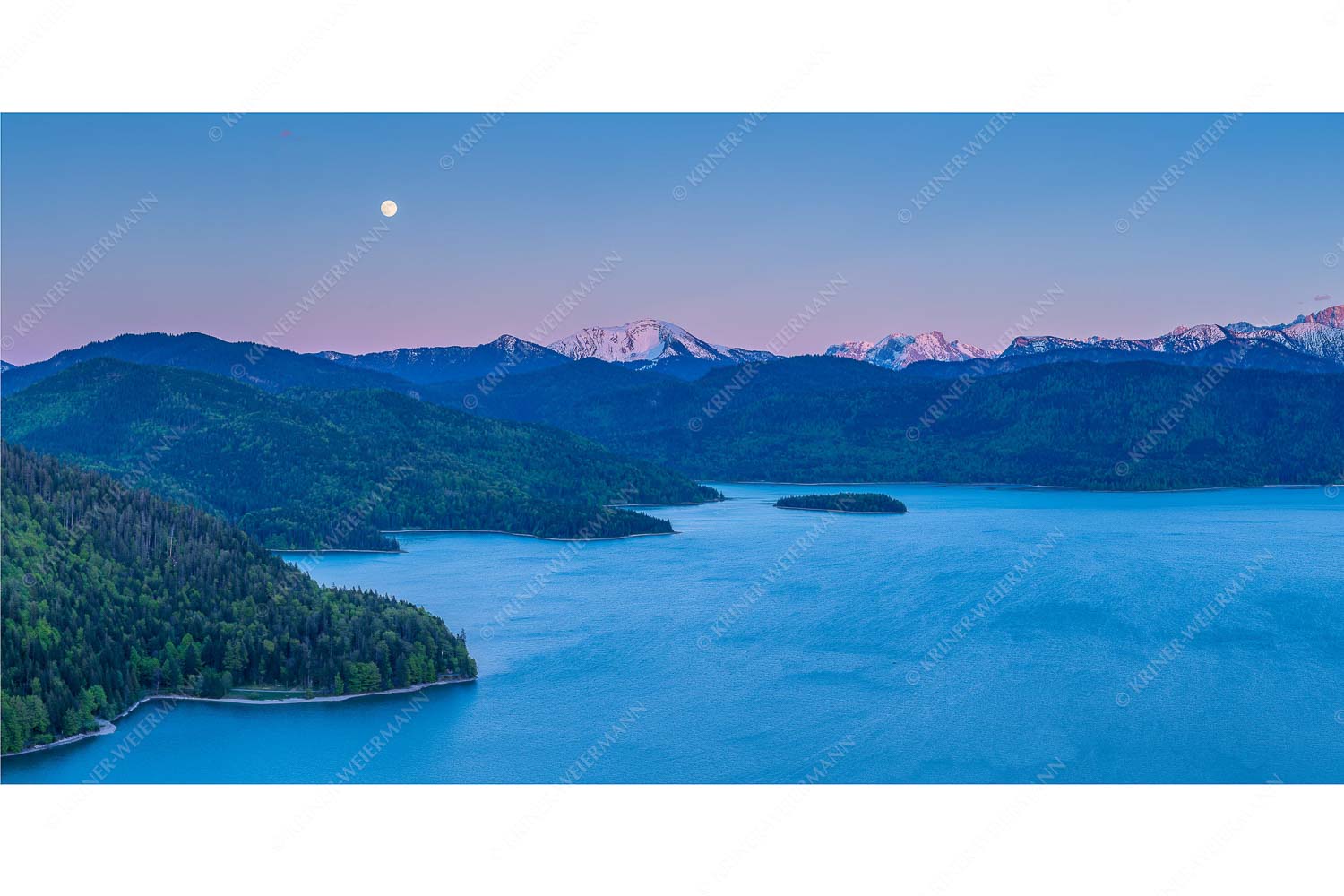 Türkis – Seitenverhältnis 2:1 — Walchensee mit Schafreuter Mondaufgang über Walchensee mit Blick in das noch verschneite Karwendelgebirge