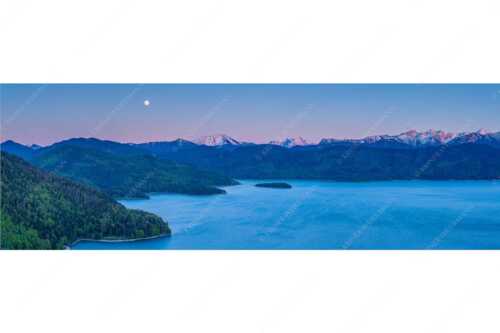Mondaufgang über Walchensee mit Blick in das noch verschneite Karwendelgebirge - Türkis - Seitenverhältnis 3:1 - Walchensee mit Schafreuter - weitere Infos unter https://www.kriner-weiermann.de