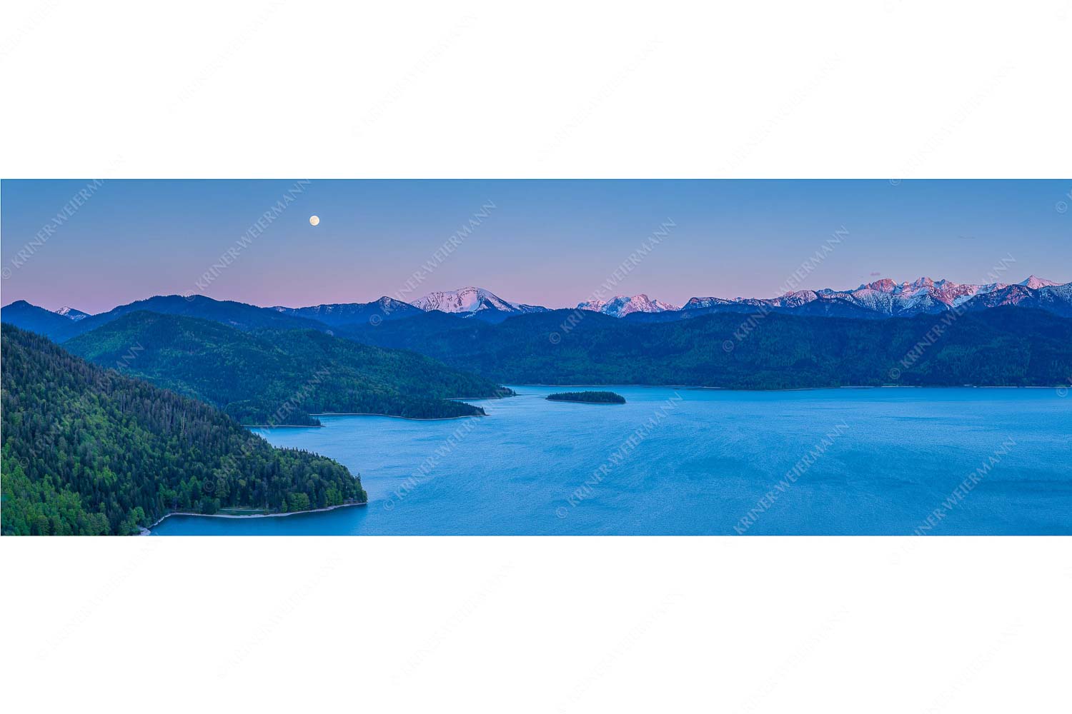 Türkis – Seitenverhältnis 3:1 — Walchensee mit Schafreuter Mondaufgang über Walchensee mit Blick in das noch verschneite Karwendelgebirge