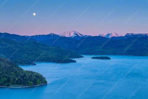 Mondaufgang über Walchensee mit Blick in das noch verschneite Karwendelgebirge - Türkis - Seitenverhältnis 3:2 - Walchensee mit Schafreuter - weitere Infos unter https://www.kriner-weiermann.de