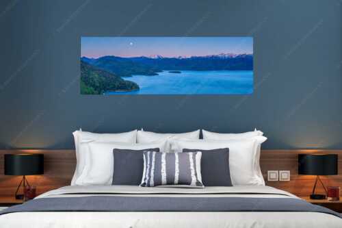 Mondaufgang über Walchensee mit Blick in das noch verschneite Karwendelgebirge - Türkis - Größe ca. 180x60cm, Seitenverhältnis 3:1 - Walchensee mit Schafreuter - weitere Infos unter https://www.kriner-weiermann.de