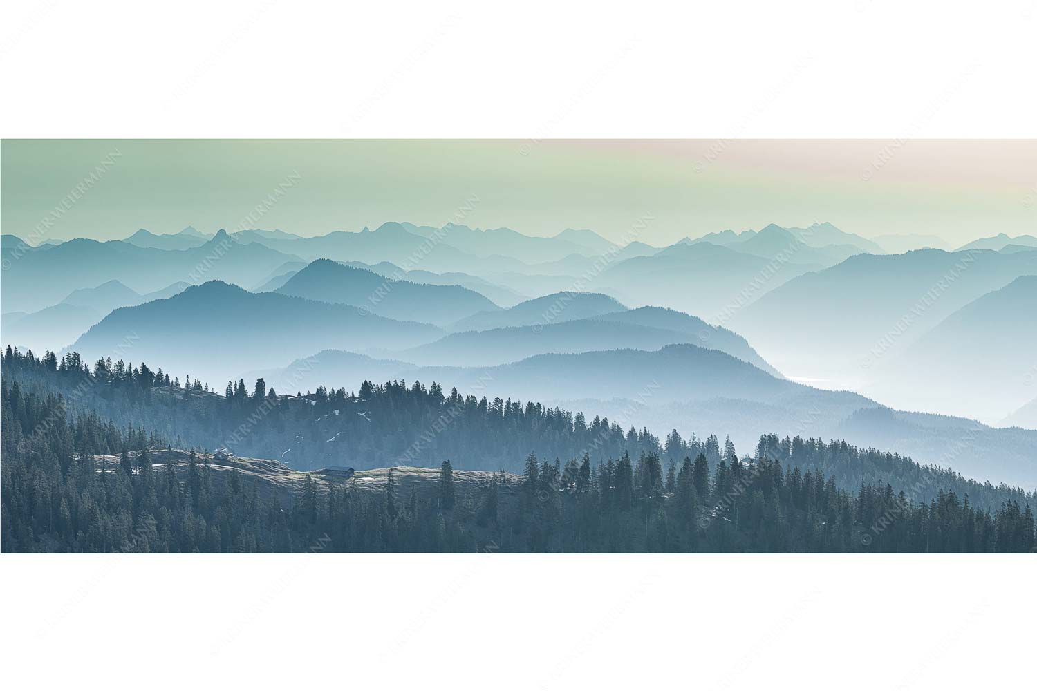 Morgenstimmung bei der Krüner Alm mit Panoramablick vom Wendelstein bis Zugspitze - Über d Oima - Seitenverhältnis 2,5:1 - Bayerische Voralpen mit Krüner Alm - weitere Infos unter https://www.kriner-weiermann.de