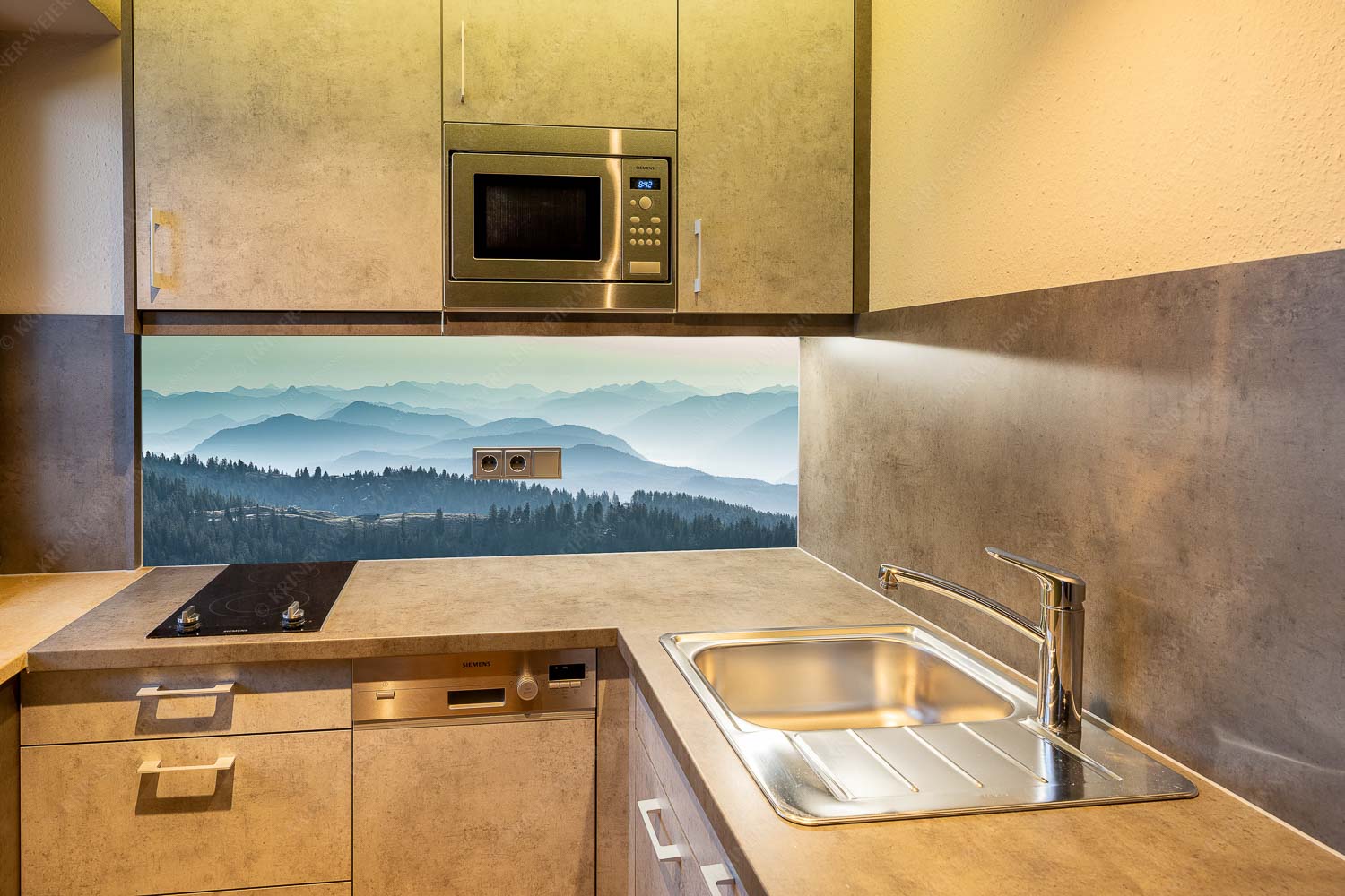 Über d Oima – Größe ca. 150x60cm, Seitenverhältnis 2,5:1 — Bayerische Voralpen mit Krüner Alm Morgenstimmung bei der Krüner Alm mit Panoramablick vom Wendelstein bis Zugspitze - Über d Oima - Größe ca. 150x60cm, Seitenverhältnis 2,5:1 - Bayerische Voralpen mit Krüner Alm - weitere Infos unter https://www.kriner-weiermann.de