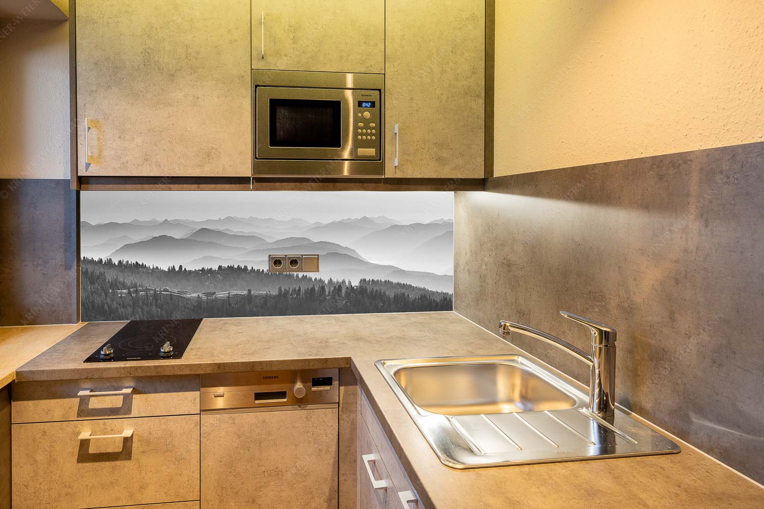 Über d Oima – Größe ca. 150x60cm, Seitenverhältnis 2,5:1 — Bayerische Voralpen mit Krüner Alm Morgenstimmung bei der Krüner Alm mit Panoramablick vom Wendelstein bis Zugspitze - Über d Oima - Größe ca. 150x60cm, Seitenverhältnis 2,5:1 - Bayerische Voralpen mit Krüner Alm - weitere Infos unter https://www.kriner-weiermann.de