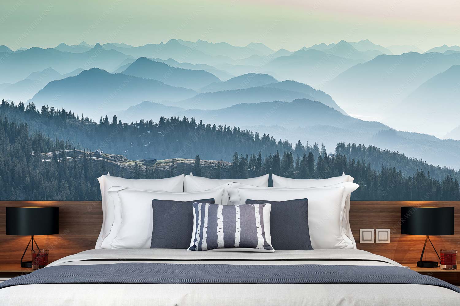 Über d Oima – Größe ca. 350x140cm, Seitenverhältnis 2,5:1 — Bayerische Voralpen mit Krüner Alm Morgenstimmung bei der Krüner Alm mit Panoramablick vom Wendelstein bis Zugspitze - Über d Oima - Größe ca. 350x140cm, Seitenverhältnis 2,5:1 - Bayerische Voralpen mit Krüner Alm - weitere Infos unter https://www.kriner-weiermann.de