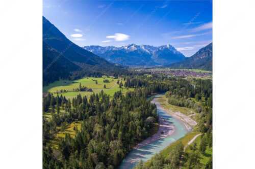 Blick über die Loisach und Farchant zum Zugspitzmassiv im Wettersteingebirge - Über der Loisach - Seitenverhältnis 1:1 - Loisachtal Farchant und Wetterstein - weitere Infos unter https://www.kriner-weiermann.de