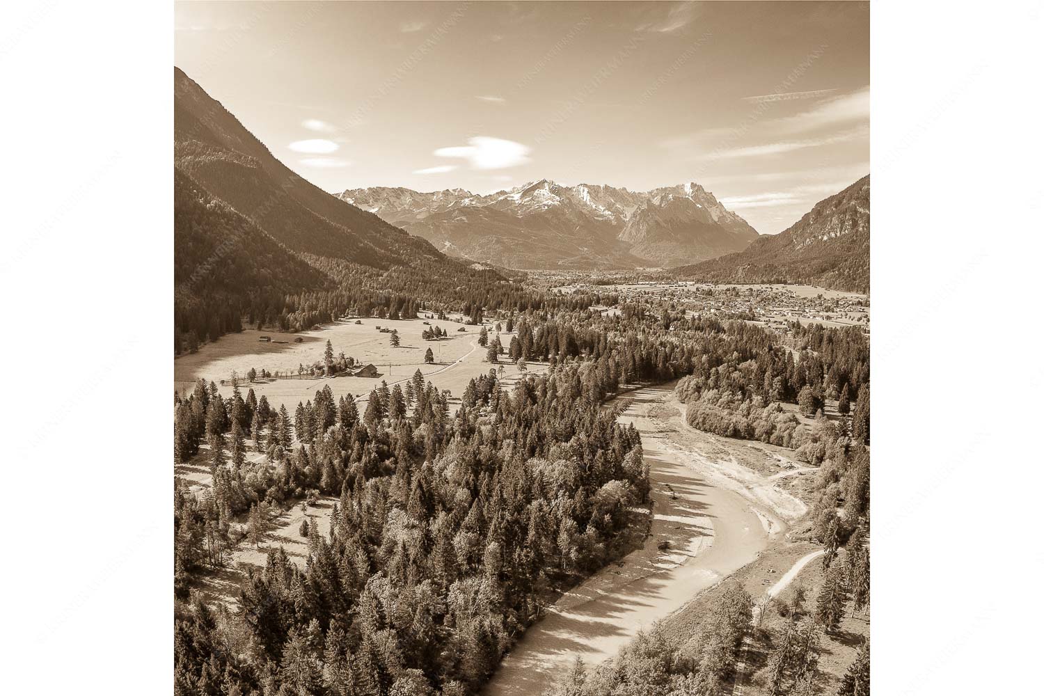 Über der Loisach – Seitenverhältnis 1:1 — Loisachtal Farchant und Wetterstein Blick über die Loisach und Farchant zum Zugspitzmassiv im Wettersteingebirge
