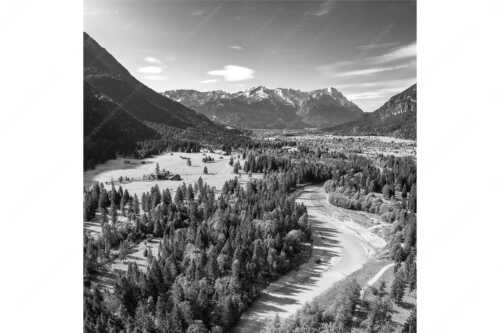 Blick über die Loisach und Farchant zum Zugspitzmassiv im Wettersteingebirge - Über der Loisach - Seitenverhältnis 1:1 - Loisachtal Farchant und Wetterstein - weitere Infos unter https://www.kriner-weiermann.de