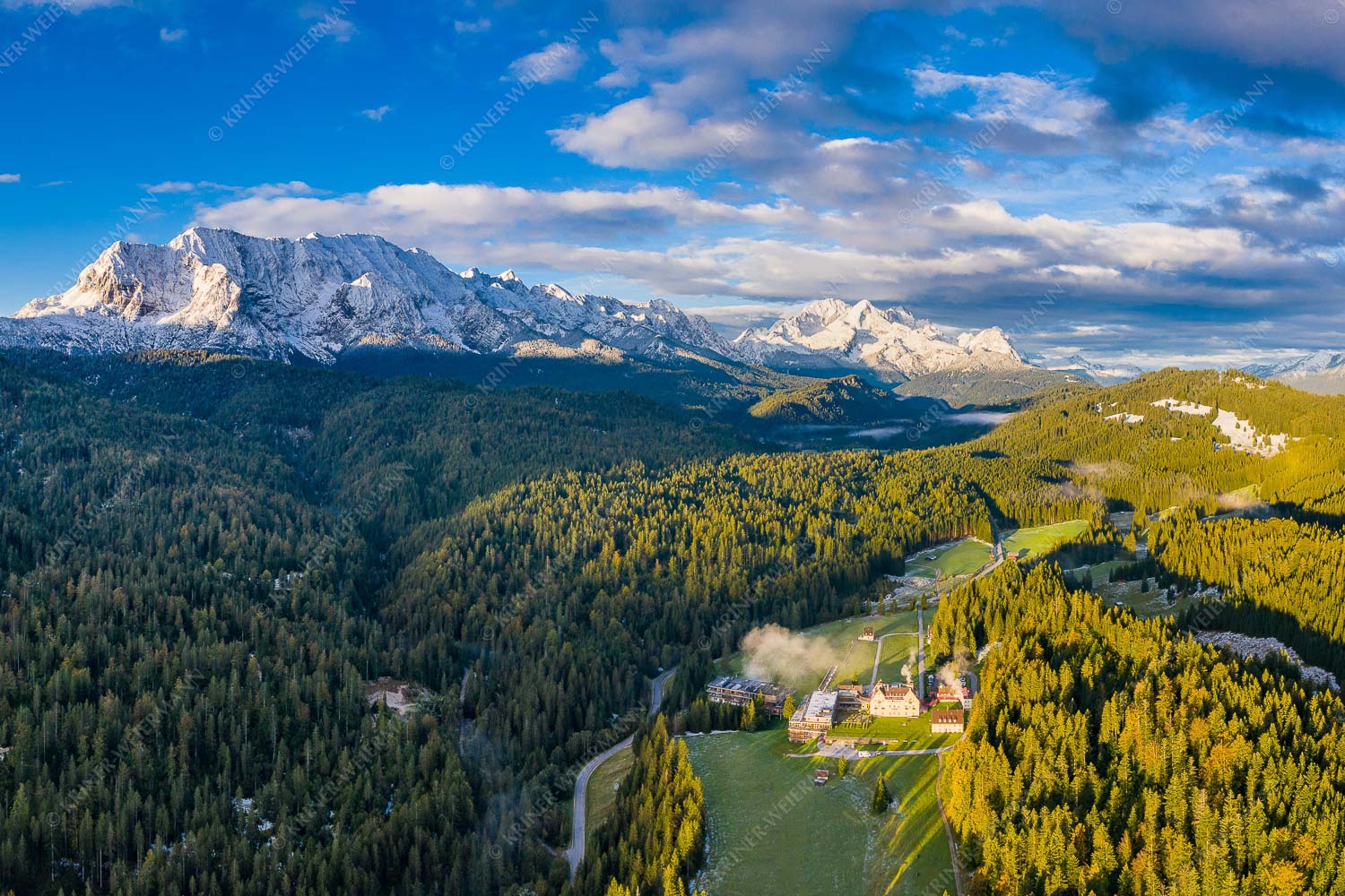Blick über Schloß Kranzbach ins Wettersteingebirge