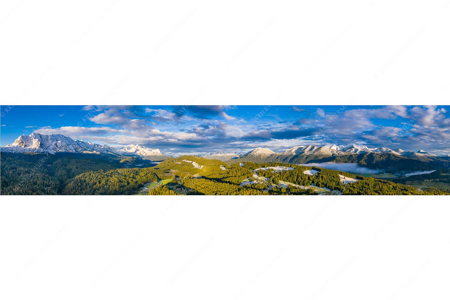 Über Schloss Kranzbach – Seitenverhältnis 5:1 — Wetterstein mit Zugspitzmassiv Blick über Schloß Kranzbach ins Wettersteingebirge