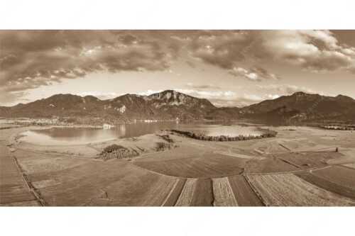 Blick über den Kochelsee zum Jochberg und Herzogstand - Überm Kochelsee - Seitenverhältnis 2:1 - Jochberg und Herzogstand - weitere Infos unter https://www.kriner-weiermann.de