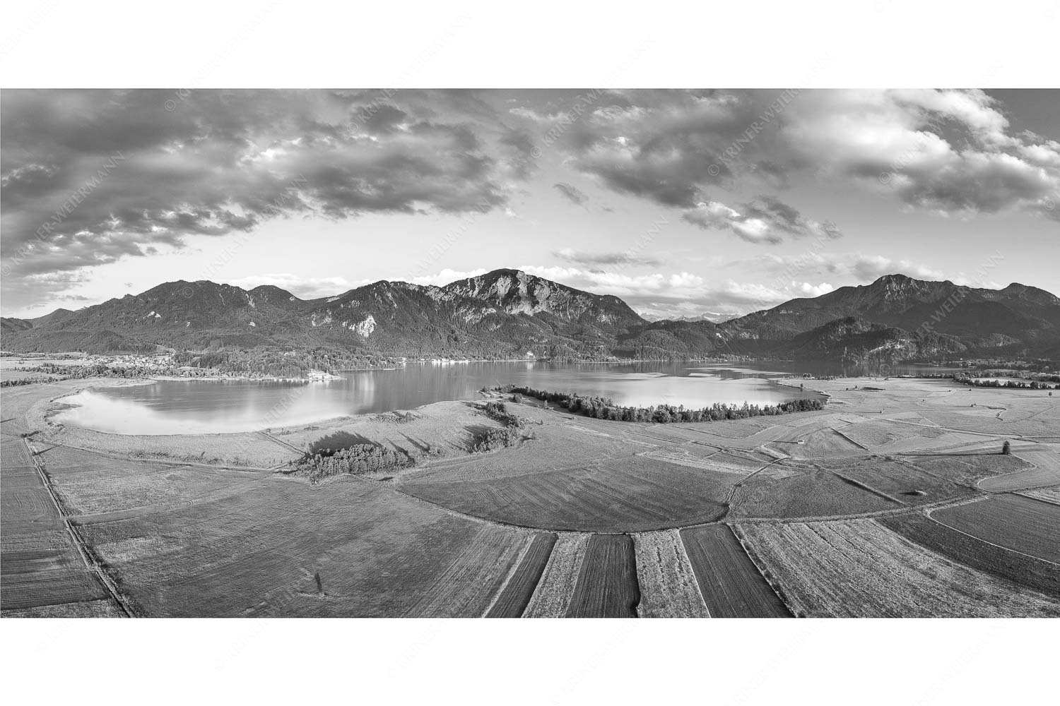 Blick über den Kochelsee zum Jochberg und Herzogstand
