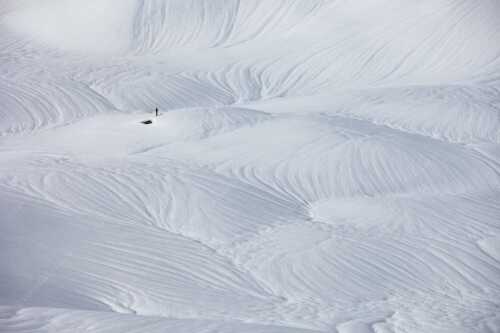 Nur noch First und Kamin ragen im Frühjahr von der Kuhalm aus dem Schnee - Untergetaucht - Seitenverhältnis 3:2 - Schneemassen im Estergebirge - weitere Infos unter https://www.kriner-weiermann.de