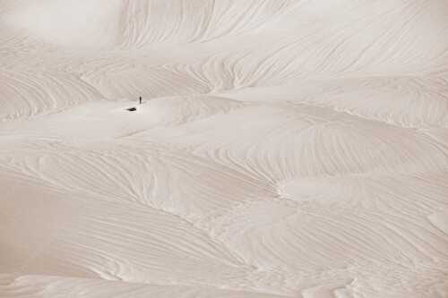 Nur noch First und Kamin ragen im Frühjahr von der Kuhalm aus dem Schnee - Untergetaucht - Seitenverhältnis 3:2 - Schneemassen im Estergebirge - weitere Infos unter https://www.kriner-weiermann.de