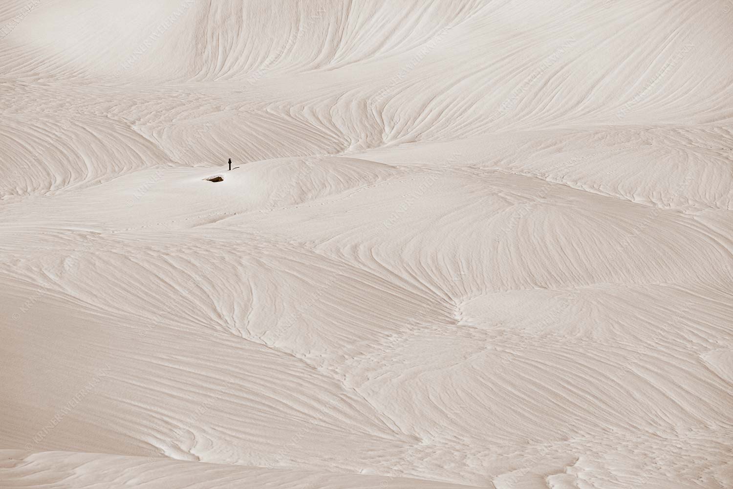 Untergetaucht – Seitenverhältnis 3:2 — Schneemassen im Estergebirge Nur noch First und Kamin ragen im Frühjahr von der Kuhalm aus dem Schnee