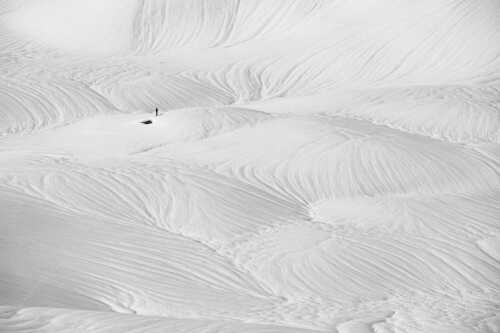 Nur noch First und Kamin ragen im Frühjahr von der Kuhalm aus dem Schnee - Untergetaucht - Seitenverhältnis 3:2 - Schneemassen im Estergebirge - weitere Infos unter https://www.kriner-weiermann.de