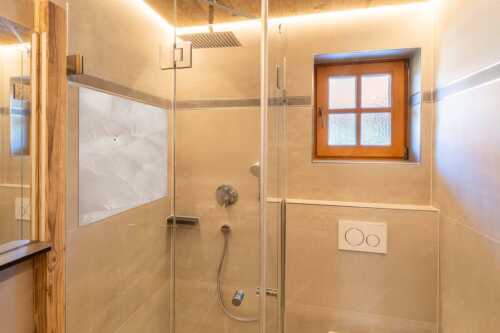 Nur noch First und Kamin ragen im Frühjahr von der Kuhalm aus dem Schnee - Untergetaucht - Größe ca. 120x80cm, Seitenverhältnis 3:2 - Schneemassen im Estergebirge - weitere Infos unter https://www.kriner-weiermann.de