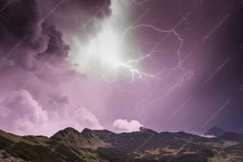 Ein heftiges Gewitter steht über den Gipfeln von Simetsberg und Hohe Kiste - Urgewalt - Seitenverhältnis 3:2 - Blitz an der Hohen Kiste - weitere Infos unter https://www.kriner-weiermann.de