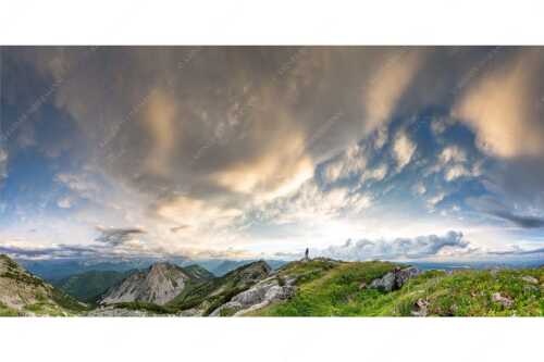 Eine gewaltige Wolkenstimmung hat sich über dem Werdenfelser Land gebildet - Urknall - Seitenverhältnis 2:1 - Wolkenstimmung über Zugspitze - weitere Infos unter https://www.kriner-weiermann.de