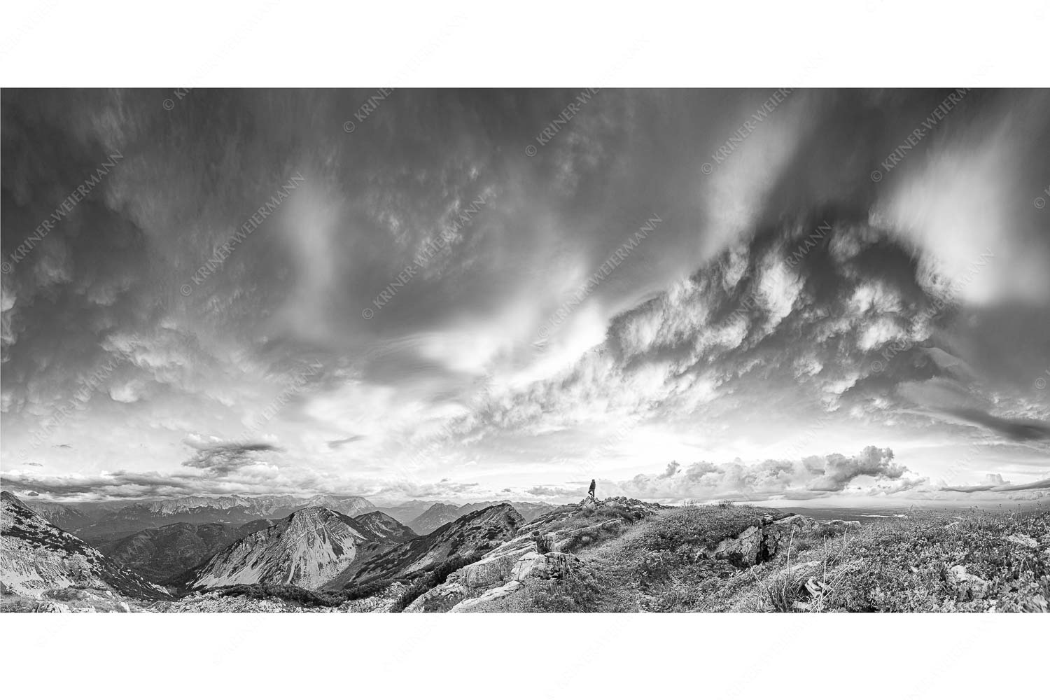 Urknall – Seitenverhältnis 2:1 — Wolkenstimmung über Zugspitze Eine gewaltige Wolkenstimmung hat sich über dem Werdenfelser Land gebildet