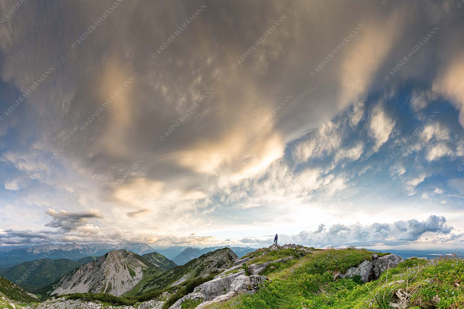 Urknall – Seitenverhältnis 3:2 — Wolkenstimmung über Zugspitze Eine gewaltige Wolkenstimmung hat sich über dem Werdenfelser Land gebildet