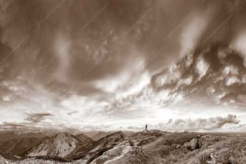 Eine gewaltige Wolkenstimmung hat sich über dem Werdenfelser Land gebildet - Urknall - Seitenverhältnis 3:2 - Wolkenstimmung über Zugspitze - weitere Infos unter https://www.kriner-weiermann.de