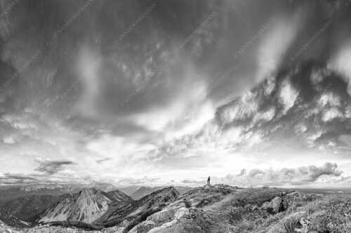Eine gewaltige Wolkenstimmung hat sich über dem Werdenfelser Land gebildet - Urknall - Seitenverhältnis 3:2 - Wolkenstimmung über Zugspitze - weitere Infos unter https://www.kriner-weiermann.de