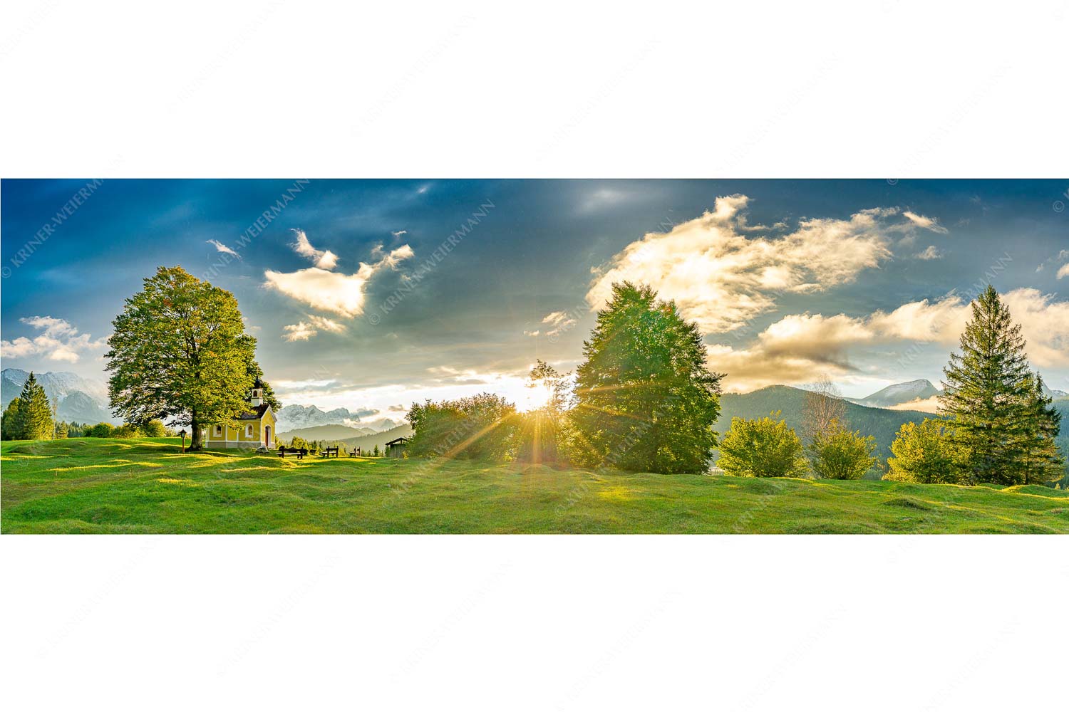 Verblendet – Seitenverhältnis 3:1 — Kapelle Maria Rast Sonnenuntergang an der Kapelle Maria Rast in Krün mit Zugspitze