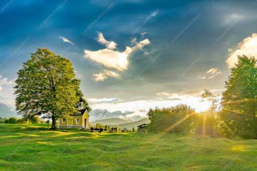 Sonnenuntergang an der Kapelle Maria Rast in Krün mit Zugspitze - Verblendet - Seitenverhältnis 3:2 - Kapelle Maria Rast - weitere Infos unter https://www.kriner-weiermann.de