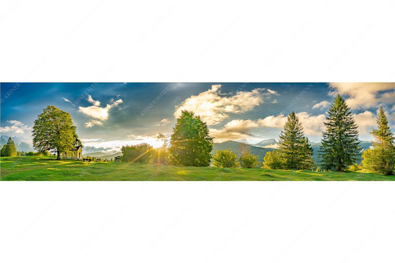 Sonnenuntergang an der Kapelle Maria Rast in Krün mit Zugspitze - Verblendet - Seitenverhältnis 4:1 - Kapelle Maria Rast - weitere Infos unter https://www.kriner-weiermann.de