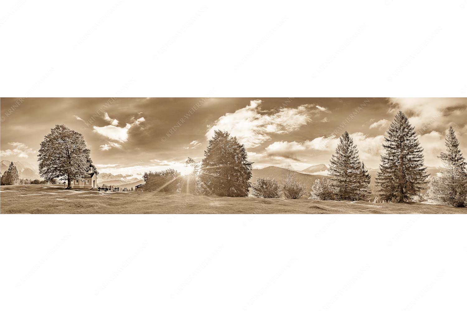 Sonnenuntergang an der Kapelle Maria Rast in Krün mit Zugspitze - Verblendet - Seitenverhältnis 4:1 - Kapelle Maria Rast - weitere Infos unter https://www.kriner-weiermann.de