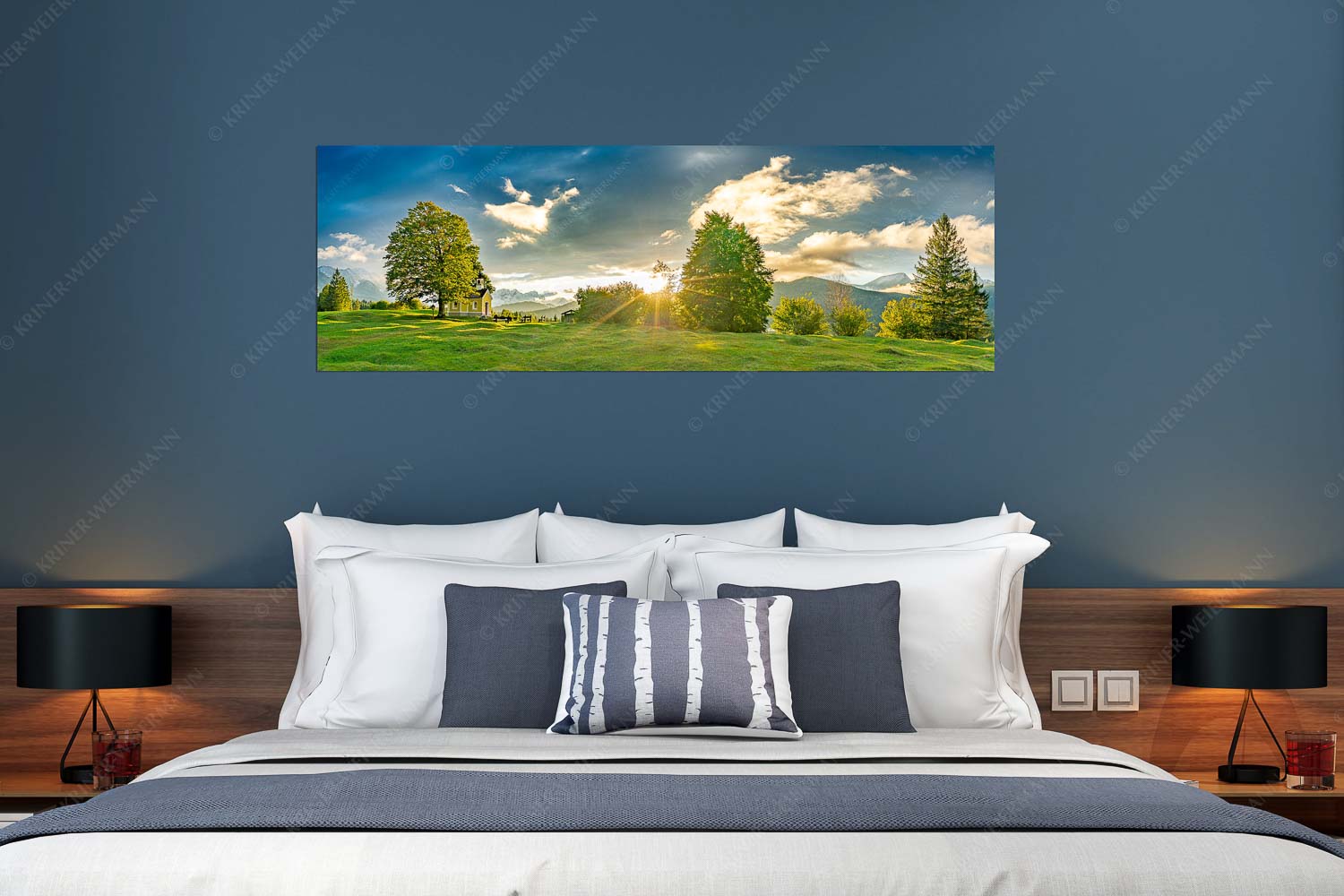 Verblendet – Größe ca. 180x60cm, Seitenverhältnis 3:1 — Kapelle Maria Rast Sonnenuntergang an der Kapelle Maria Rast in Krün mit Zugspitze - Verblendet - Größe ca. 180x60cm, Seitenverhältnis 3:1 - Kapelle Maria Rast - weitere Infos unter https://www.kriner-weiermann.de