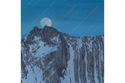 Der Vollmond wirkt riesig im Vergleich zu den beiden Menschen auf dem Gipfel - Verhältnis - Seitenverhältnis 1:1 - Vollmond im Soierngebirge - weitere Infos unter https://www.kriner-weiermann.de