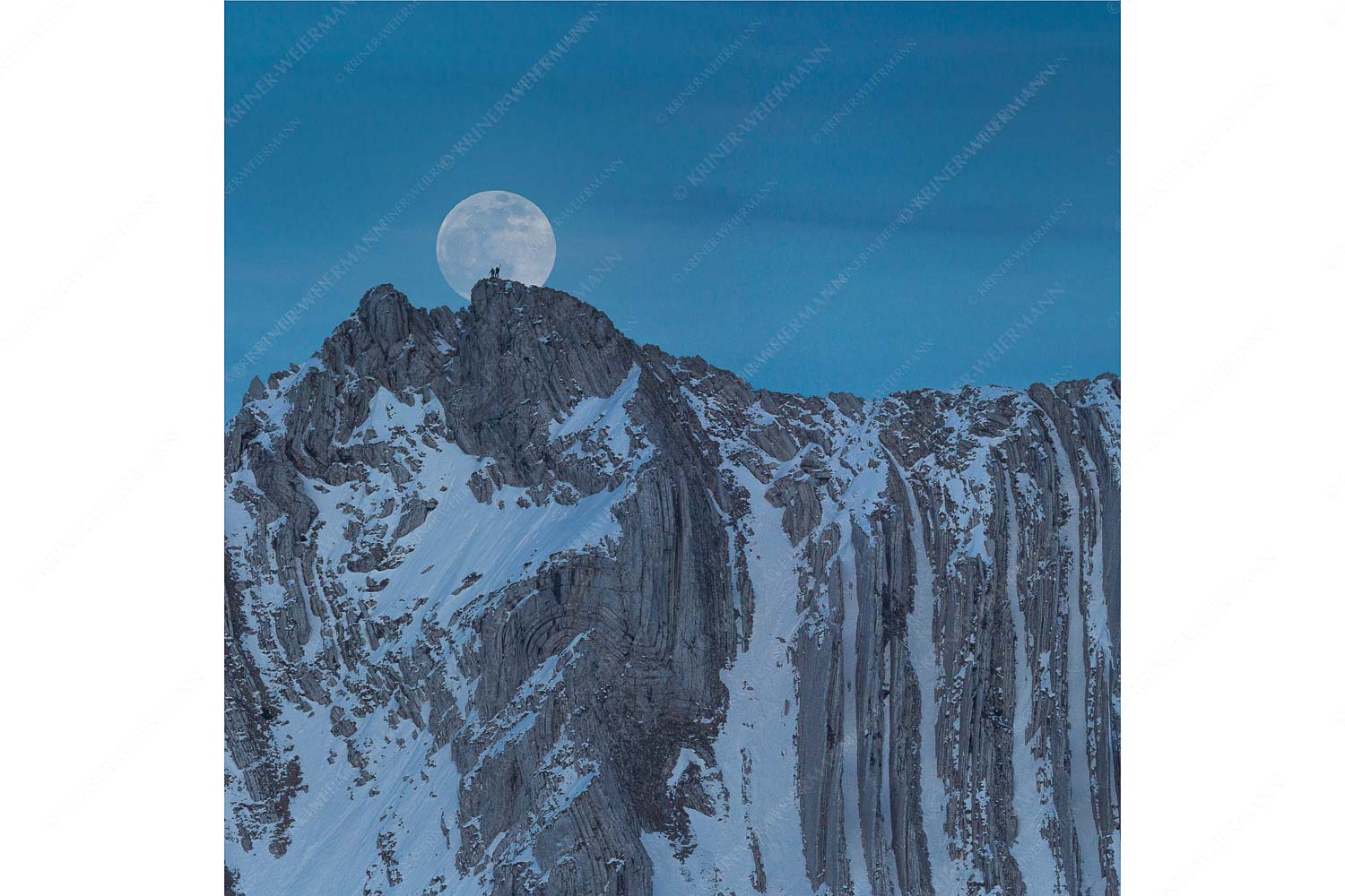 Verhältnis – Seitenverhältnis 1:1 — Vollmond im Soierngebirge Der Vollmond wirkt riesig im Vergleich zu den beiden Menschen auf dem Gipfel