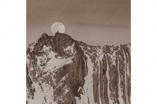 Der Vollmond wirkt riesig im Vergleich zu den beiden Menschen auf dem Gipfel - Verhältnis - Seitenverhältnis 1:1 - Vollmond im Soierngebirge - weitere Infos unter https://www.kriner-weiermann.de