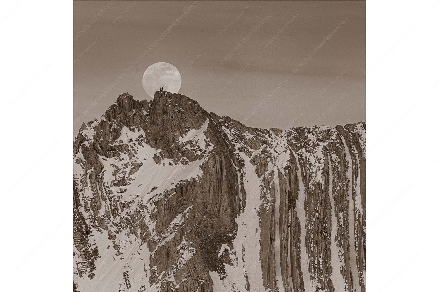 Verhältnis – Seitenverhältnis 1:1 — Vollmond im Soierngebirge Der Vollmond wirkt riesig im Vergleich zu den beiden Menschen auf dem Gipfel