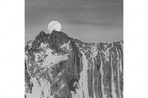 Der Vollmond wirkt riesig im Vergleich zu den beiden Menschen auf dem Gipfel - Verhältnis - Seitenverhältnis 1:1 - Vollmond im Soierngebirge - weitere Infos unter https://www.kriner-weiermann.de