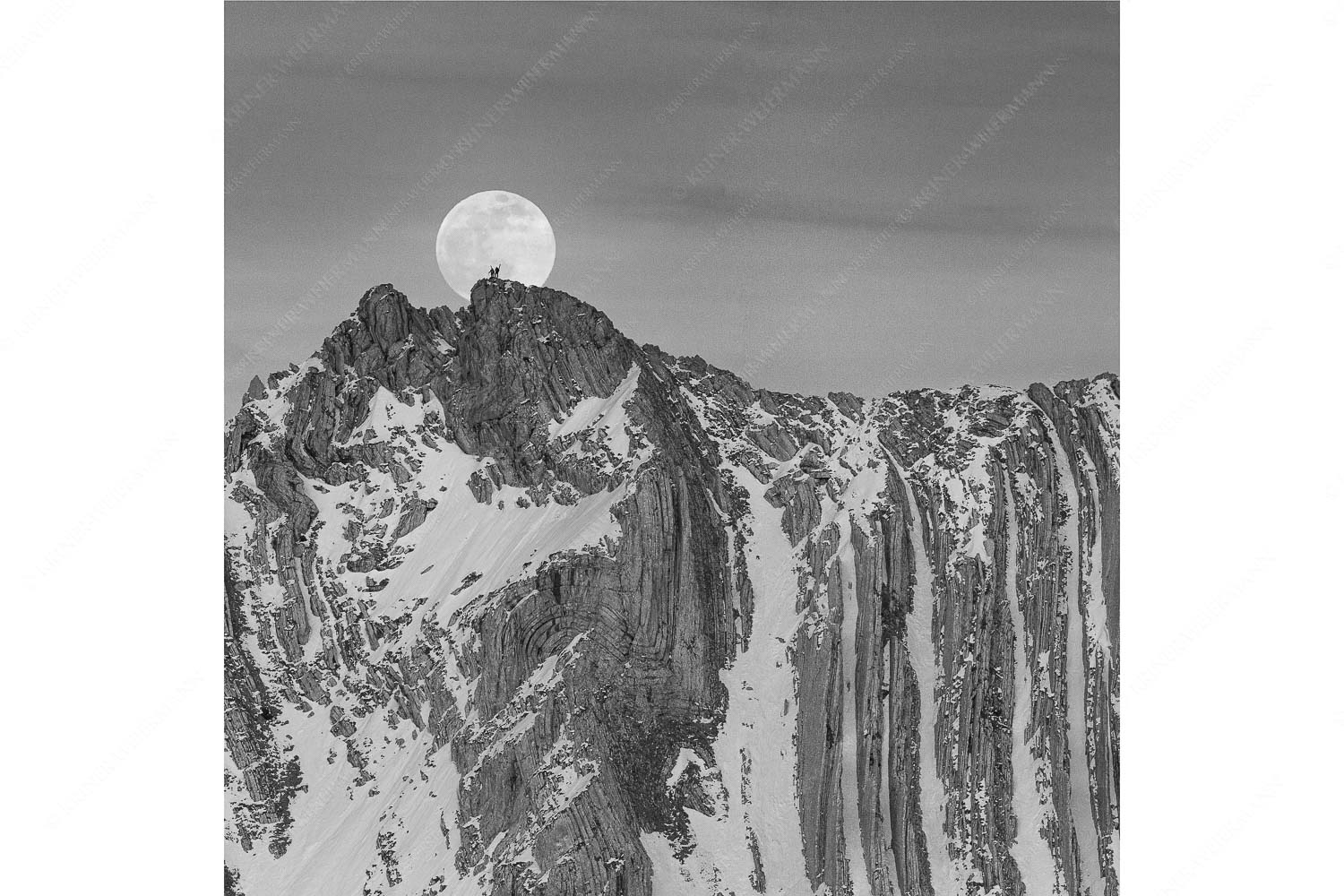 Verhältnis – Seitenverhältnis 1:1 — Vollmond im Soierngebirge Der Vollmond wirkt riesig im Vergleich zu den beiden Menschen auf dem Gipfel