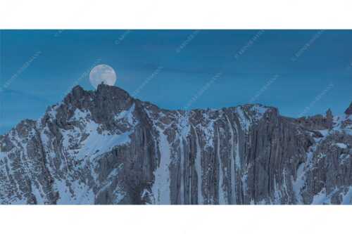 Der Vollmond wirkt riesig im Vergleich zu den beiden Menschen auf dem Gipfel - Verhältnis - Seitenverhältnis 2:1 - Vollmond im Soierngebirge - weitere Infos unter https://www.kriner-weiermann.de