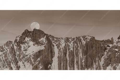 Der Vollmond wirkt riesig im Vergleich zu den beiden Menschen auf dem Gipfel - Verhältnis - Seitenverhältnis 2:1 - Vollmond im Soierngebirge - weitere Infos unter https://www.kriner-weiermann.de