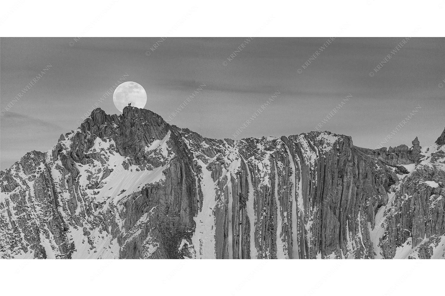 Verhältnis – Seitenverhältnis 2:1 — Vollmond im Soierngebirge Der Vollmond wirkt riesig im Vergleich zu den beiden Menschen auf dem Gipfel