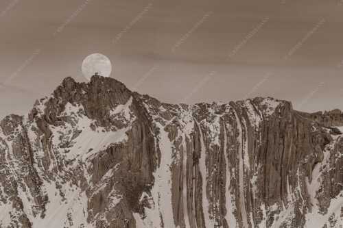 Der Vollmond wirkt riesig im Vergleich zu den beiden Menschen auf dem Gipfel - Verhältnis - Seitenverhältnis 3:2 - Vollmond im Soierngebirge - weitere Infos unter https://www.kriner-weiermann.de
