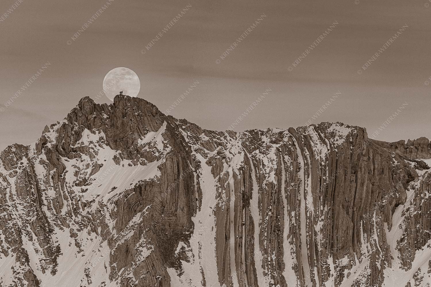 Verhältnis – Seitenverhältnis 3:2 — Vollmond im Soierngebirge Der Vollmond wirkt riesig im Vergleich zu den beiden Menschen auf dem Gipfel