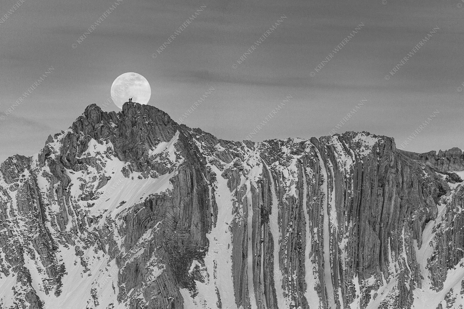Verhältnis – Seitenverhältnis 3:2 — Vollmond im Soierngebirge Der Vollmond wirkt riesig im Vergleich zu den beiden Menschen auf dem Gipfel