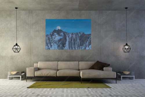 Der Vollmond wirkt riesig im Vergleich zu den beiden Menschen auf dem Gipfel - Verhältnis - Größe ca. 180x120cm, Seitenverhältnis 3:2 - Vollmond im Soierngebirge - weitere Infos unter https://www.kriner-weiermann.de