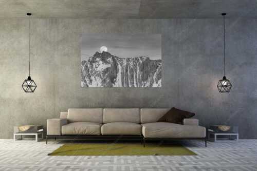 Der Vollmond wirkt riesig im Vergleich zu den beiden Menschen auf dem Gipfel - Verhältnis - Größe ca. 180x120cm, Seitenverhältnis 3:2 - Vollmond im Soierngebirge - weitere Infos unter https://www.kriner-weiermann.de